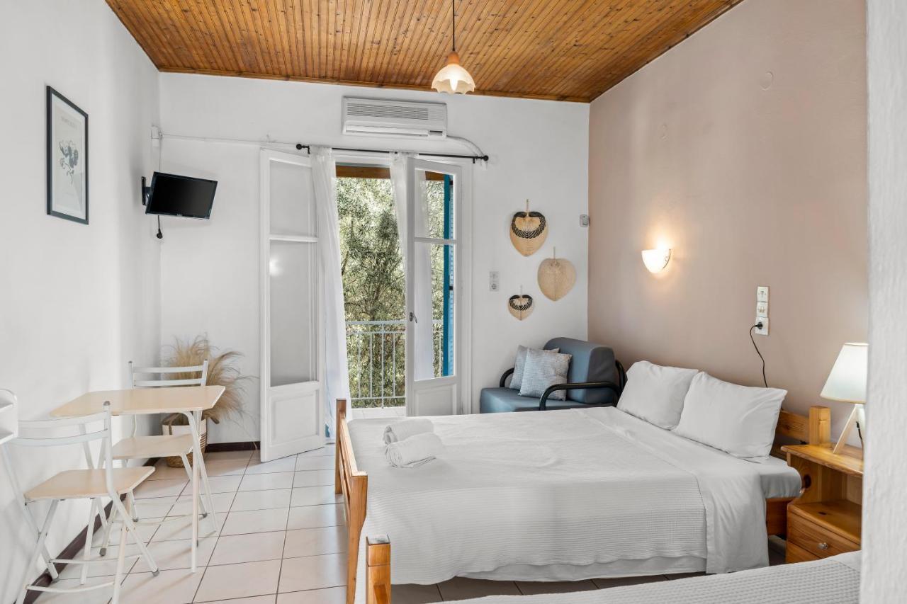 Oceanis Rooms Mikros Gialos Buitenkant foto