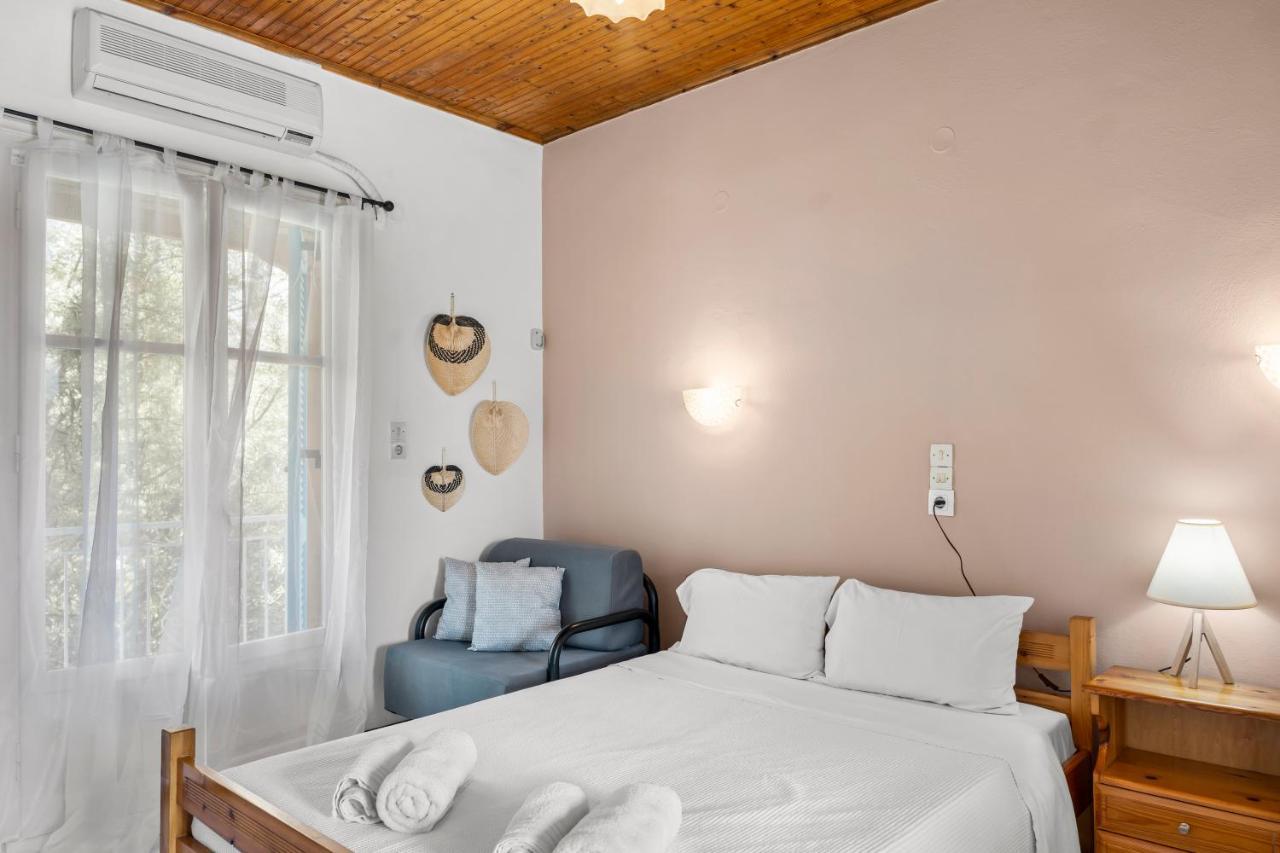 Oceanis Rooms Mikros Gialos Buitenkant foto